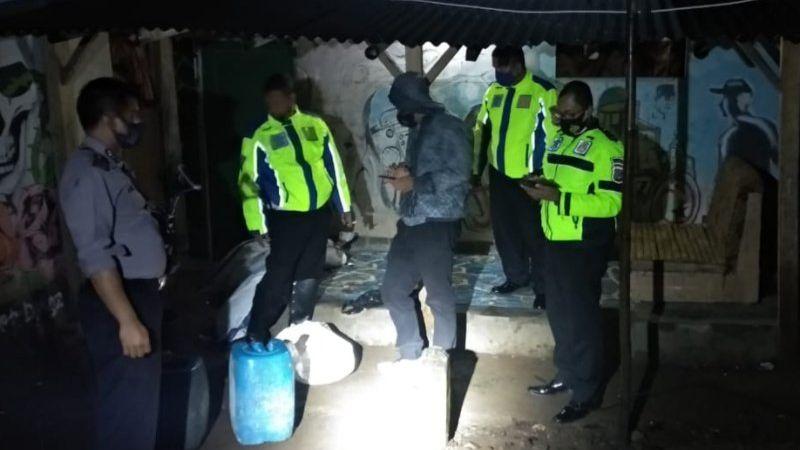 Rumah Disulap Jadi Gudang Penyimpanan Miras Digerebek, Pemilik Kabur