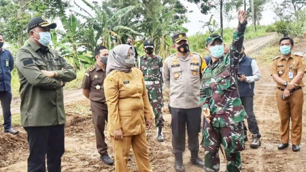 TNI Dikerahkan Kebut Pembukaan Jalur Puncak Dua