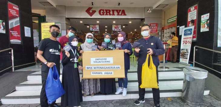 Kurangi Sampah Plastik, BPJS Ketenagakerjaan Bagikan Tas Go Green
