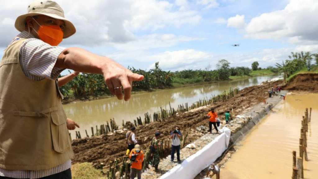 Diguyur Hujan, TNI-Polri dan Warga Gercep Tangani Tanggul Jebol Pekalongan