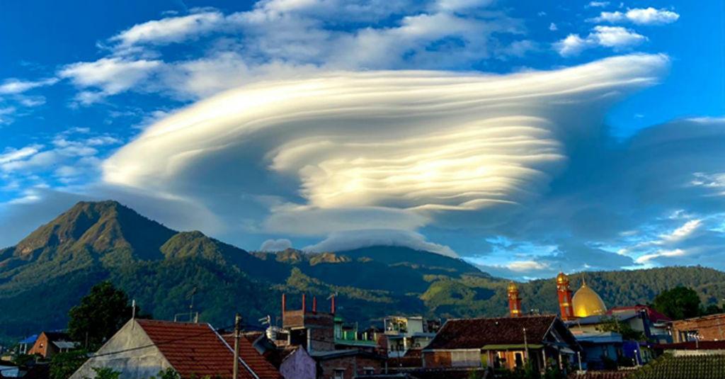 Awan dengan Bentuk Tak Biasa Muncul di Langit Kota Batu