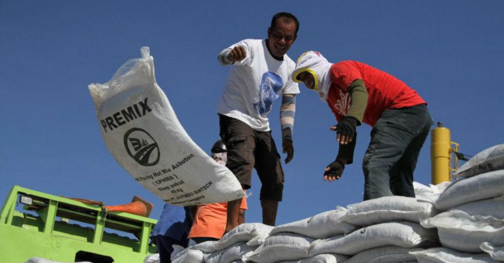 Luhut Minta Produksi Aspal Buton Segera Dukung Infrastruktur Nasional