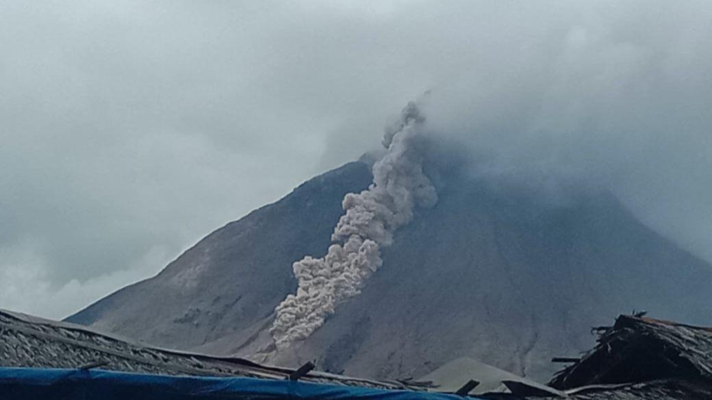 Gunung Sinabung Kembali Erupsi, Luncurkan Awan Panas Sejauh 1.500 Meter