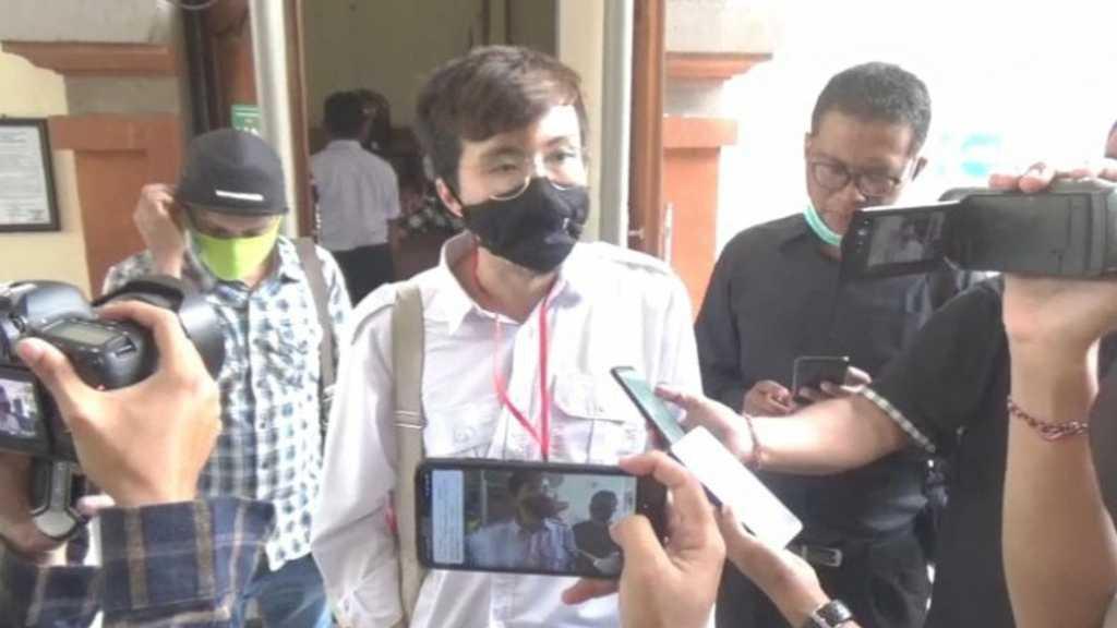 Datangi PN Denpasar Dukung Jerinx, Dr Tirta Minta Hakim Ingat Polisi