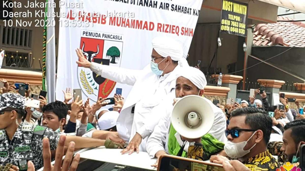 Potret Kedatangan Habib Rizieq di Petamburan yang Disambut Lautan Massa