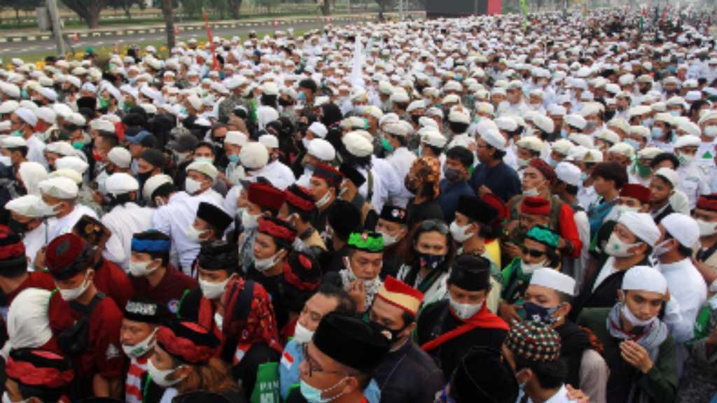 Tatapan Pendukung Habib Rizieq Ketika 'Disalip' 2 Bule Bercelana Pendek