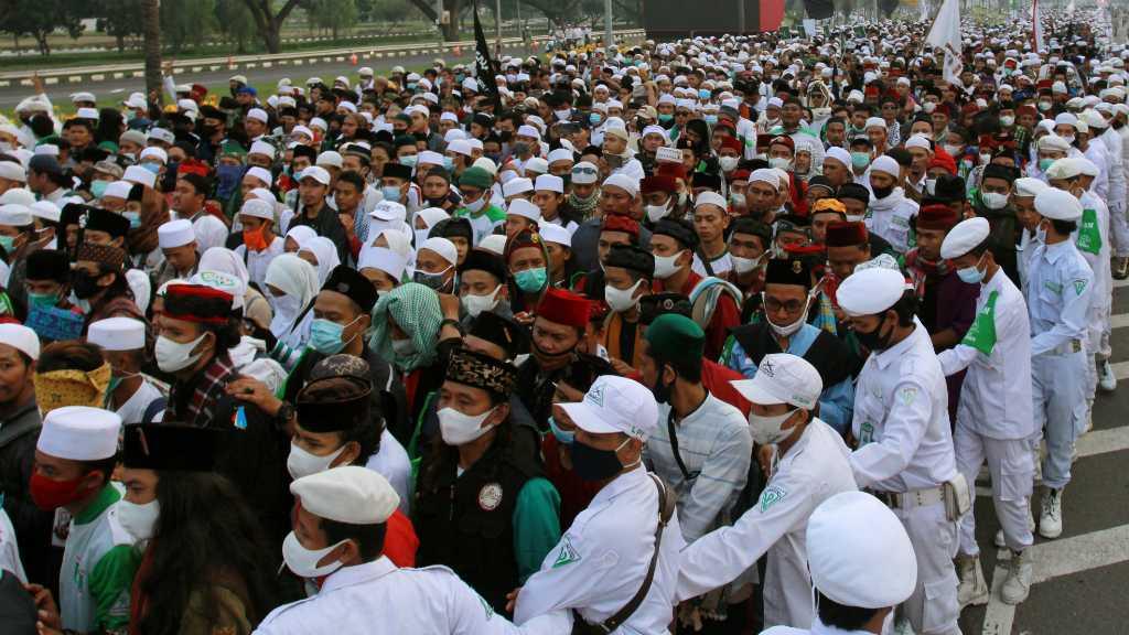 Potret Massa Pendukung Padati Bandara Soetta Sambut Kedatangan Habib Rizieq