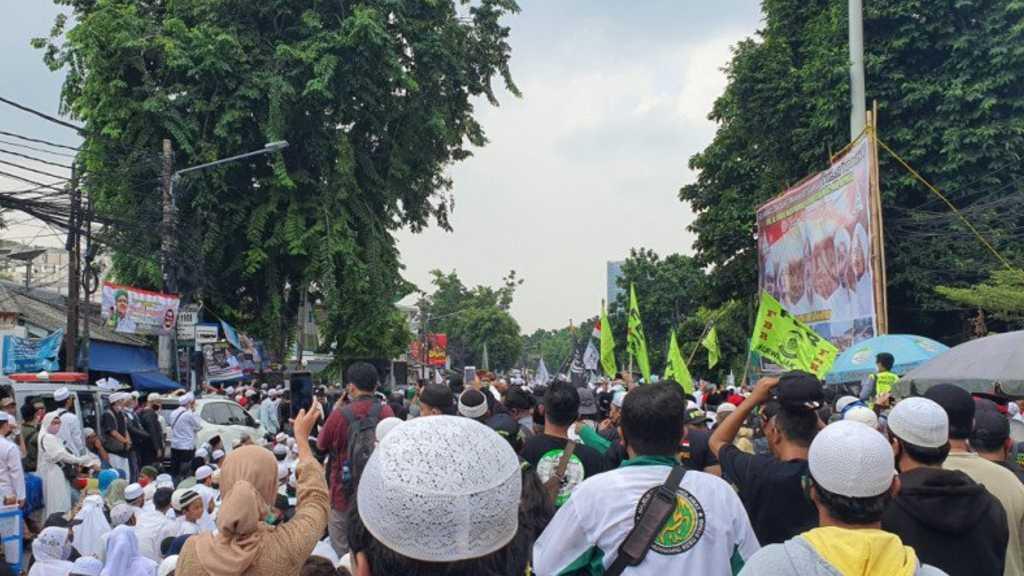 Arus Lalu Lintas di Slipi Ditutup Imbas Padatnya Massa Habib Rizieq