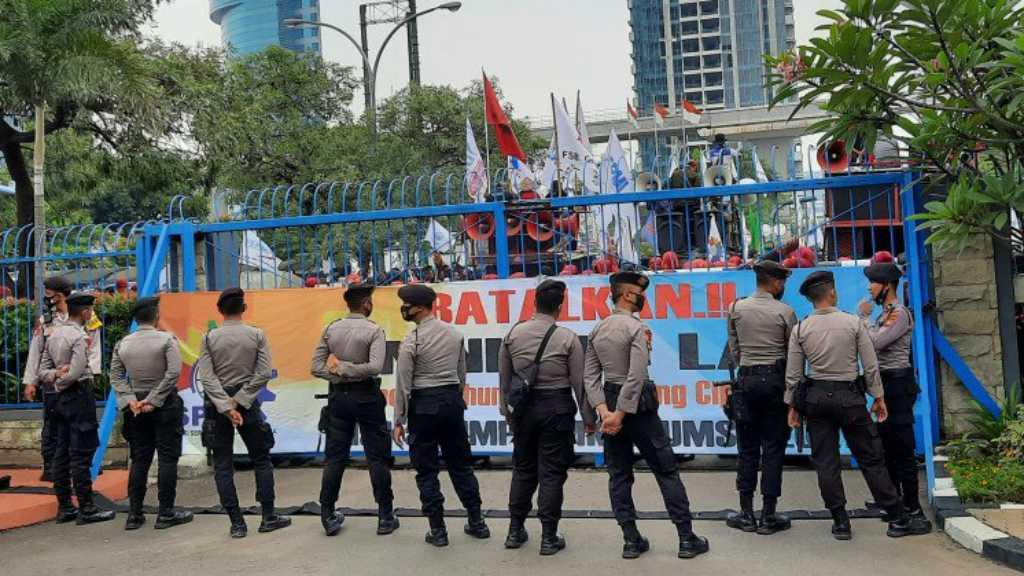 Berbagai Elemen Buruh Geruduk Kantor Kemenakertrans di Hari Pahlawan