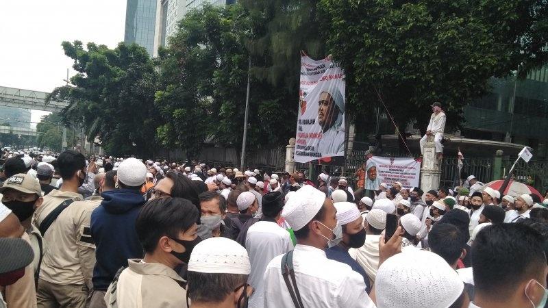 Massa Bakar Flare Gun saat Ada Suara Sirene, Dikira Habib Datang Ternyata..