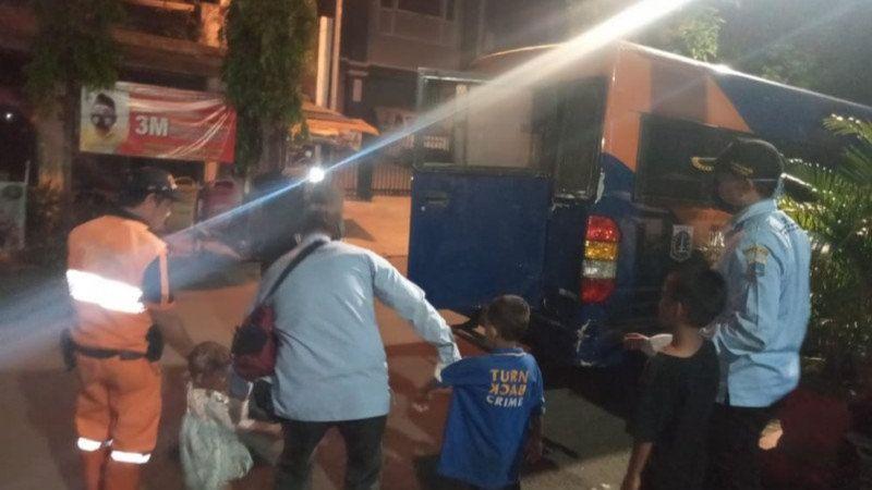 Dua Anak Telantar di GOR Cengkareng Kembali ke Orang Tuanya