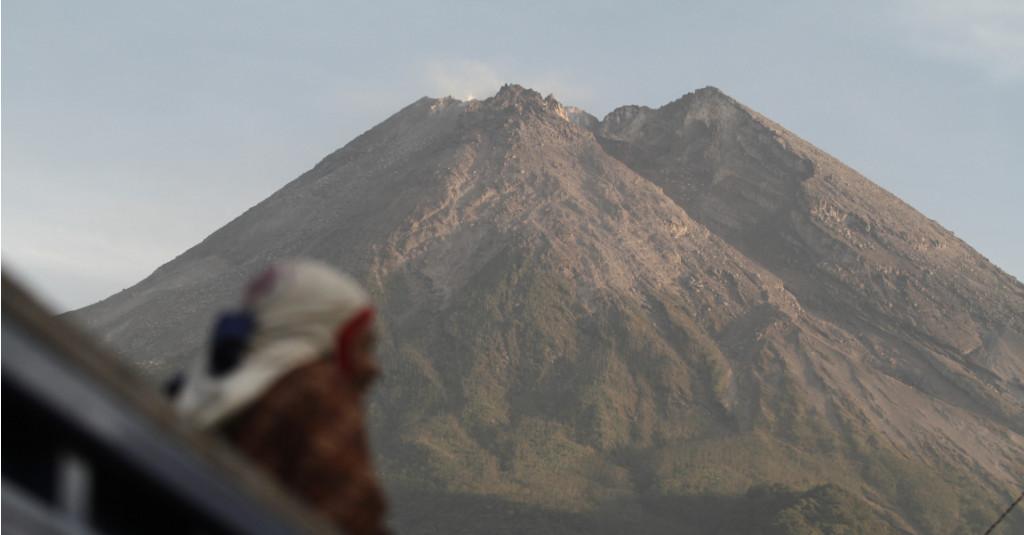 Warga Diimbau Waspada saat Cari Rumput di Lereng Merapi