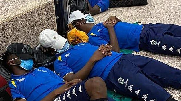 Aubameyang dan Para Pemain Timnas Gabon Terdampar di Bandara Gambia