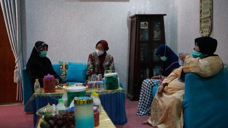 Eri-Armuji Dapat Dukungan Ponpes Salafiyah Syafi'iyah, Risma Bersyukur