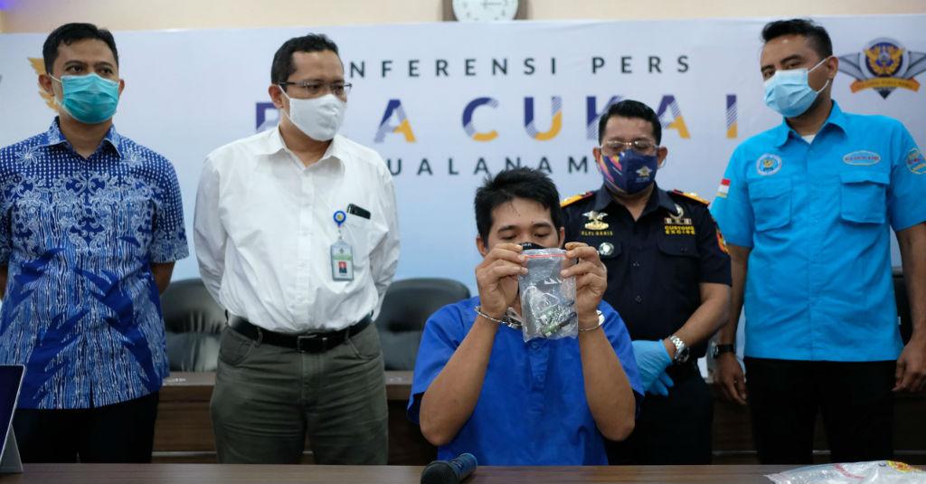 Bea Cukai Kualanamu Gagalkan Penyelundupan Paket Ganja Cair