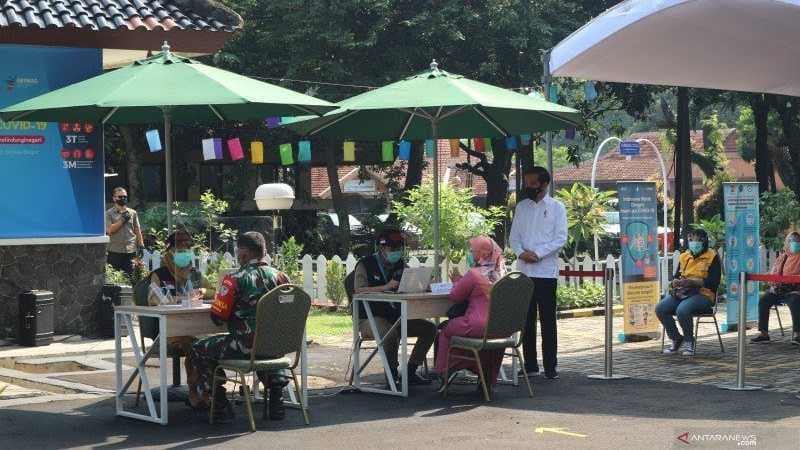 Presiden Jokowi Tinjau Simulasi Vaksin COVID-19 di Bogor