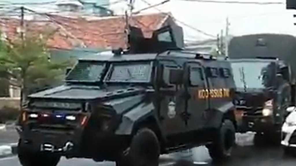 Iring-iringan Mobil Lapis Baja Milik TNI Patroli di Markas FPI Petamburan