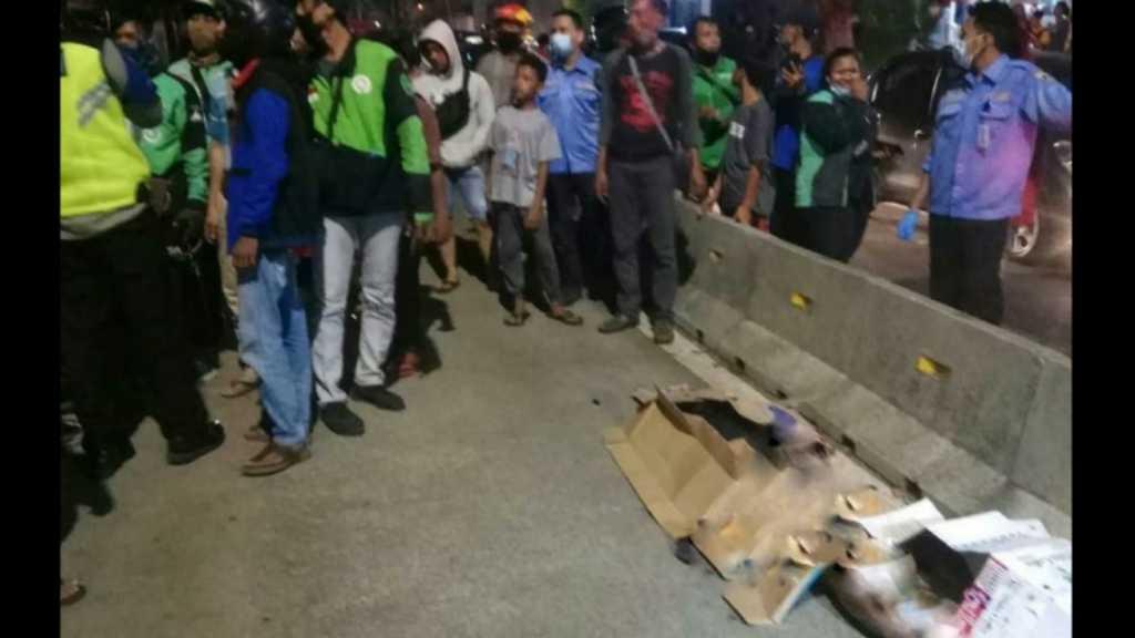 Solikhin Tewas Seketika Usai Dihantam Mobil Sedan Mewah saat Menyeberang