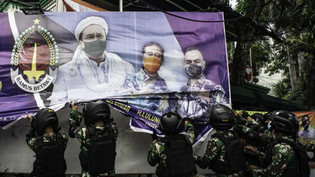 KaSatpol PP DKI Sebut Baliho Habib Rizieq di Tebet Diturunkan oleh FPI