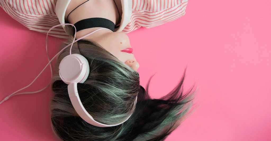 Terlalu Lama Gunakan Earphone Bisa Sebabkan Telinga Stres