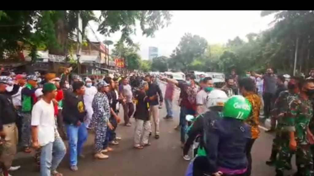 Teriakan Massa FPI Saat Baliho HRS Dicopot: Woy Ngapain? Itu Milik Rakyat!