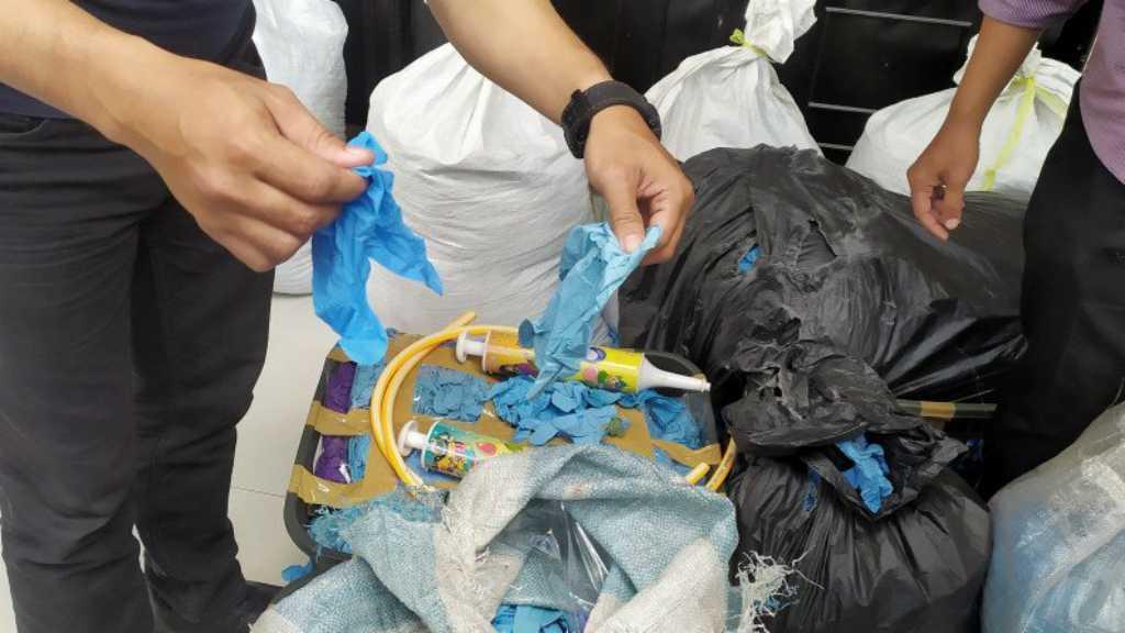Duh, Ada 2,5 Ton Sarung Tangan Karet Bekas Tenaga Medis Beredar