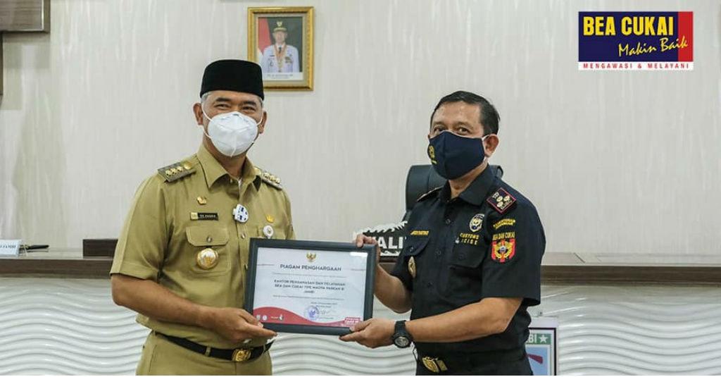 Bea Cukai Jambi Distribusikan Hibah Alkes dari Temasek Singapura