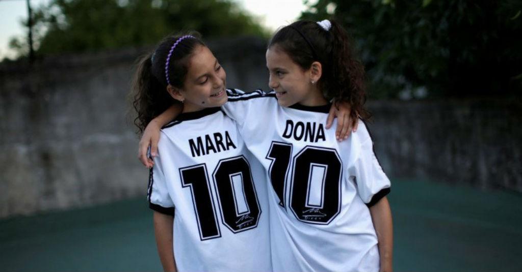 Maradona Diabadikan Si Kembar Mara dan Dona