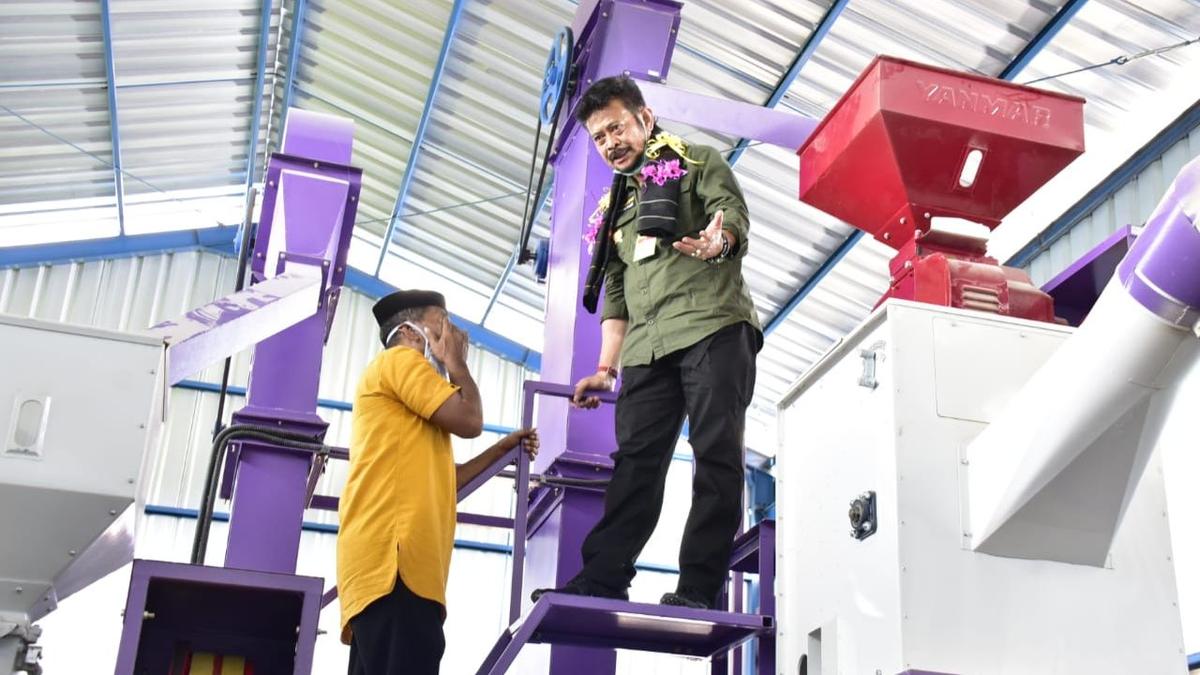 Mentan SYL Resmikan Penggilingan Padi dan Salurkan Bantuan di Bulukumba