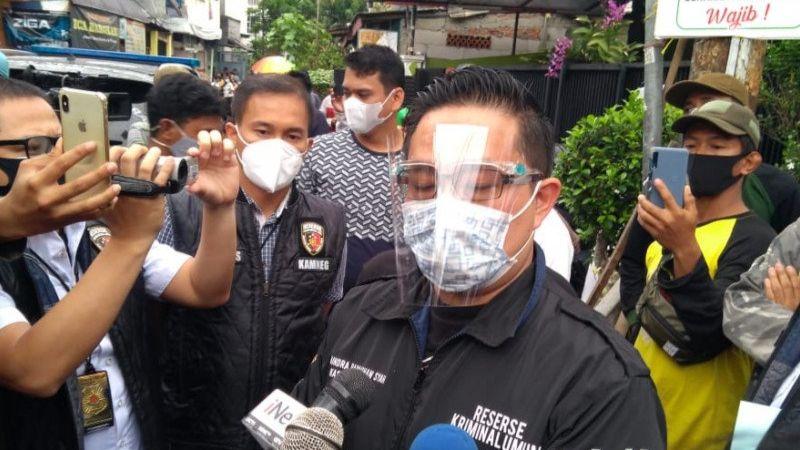 Polda Metro Sambangi Rumah Rizieq Shihab Serahkan Surat Panggilan