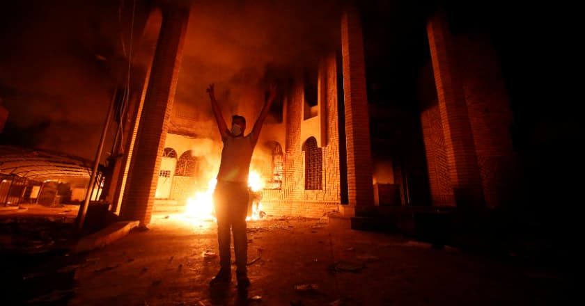 Pengunjuk Rasa Bakar Kantor Konsulat Iran di Irak Selatan
