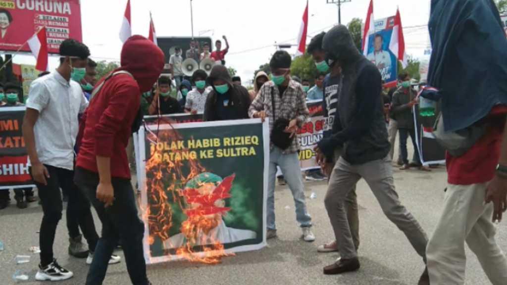 Ratusan Pemuda Bakar Poster Habib Rizieq Tolak Kedatangannya ke Kendari