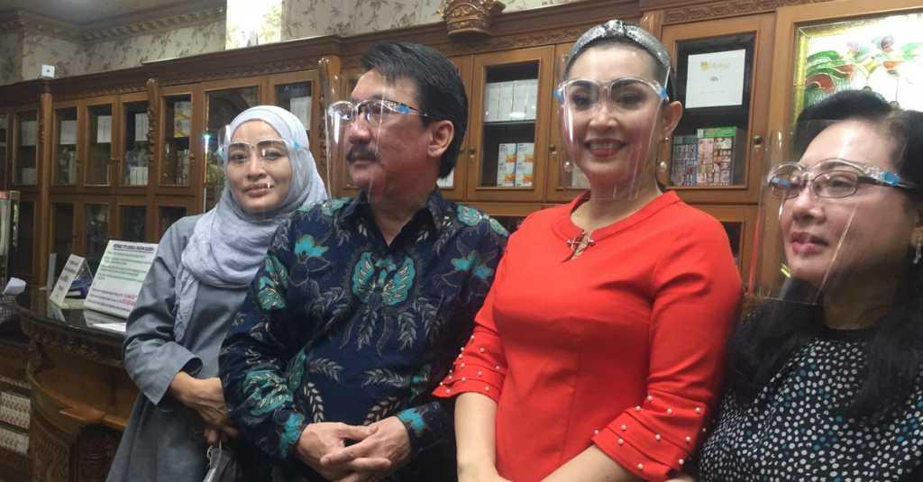 Ada Benjolan, Ratna Listy Lakukan Permak Hidung