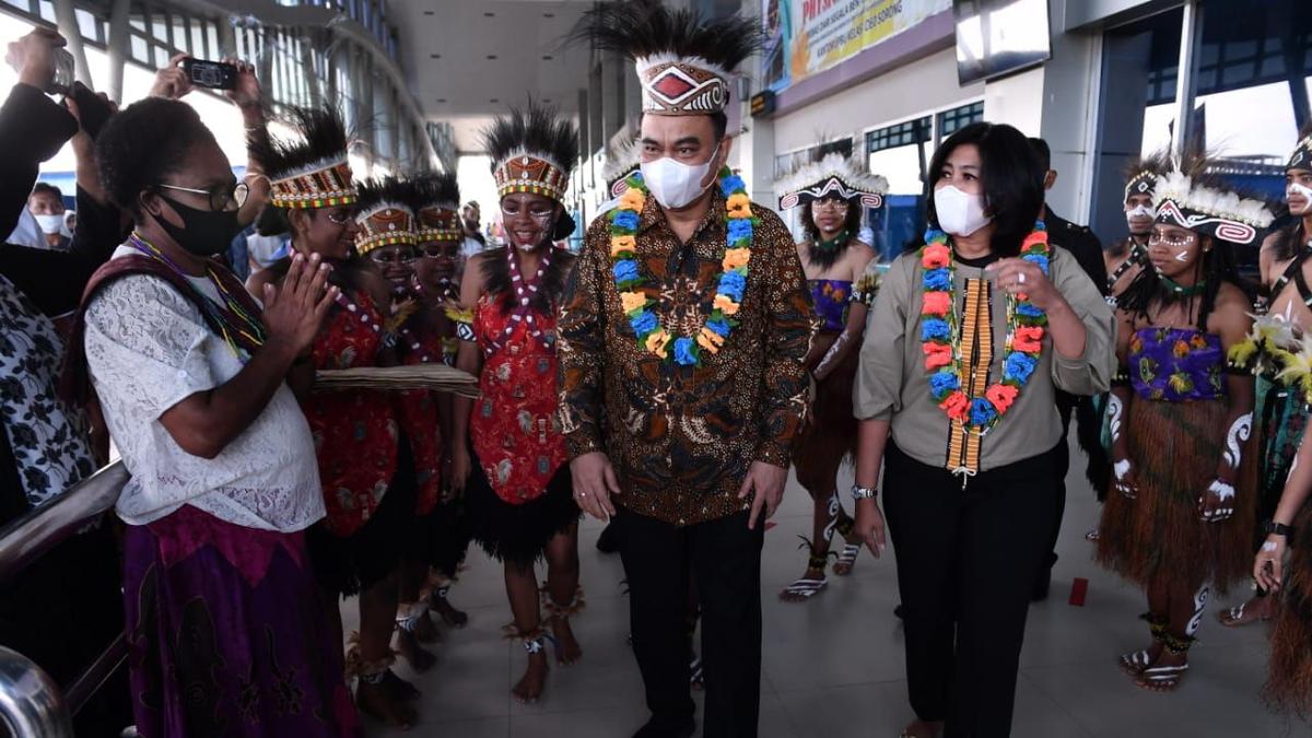 Wamendes Budi Arie ke Papua Barat, Ajak Masyarakat Desa Bangkit Bersama