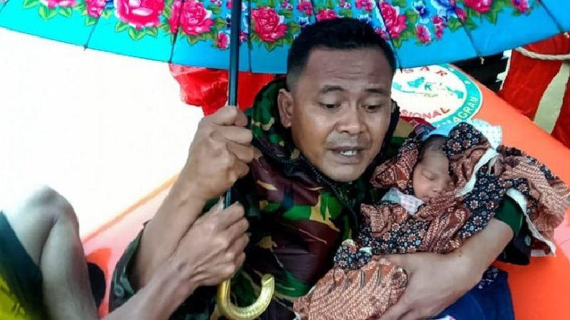 Aksi Heroik Prajurit TNI Selamatkan Bayi dan Ibu Terjebak Banjir di Aceh