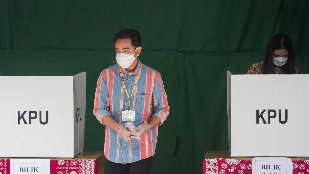 Didampingi Selvi dan Kaesang, Gibran Nyoblos di TPS 22 Manahan Solo