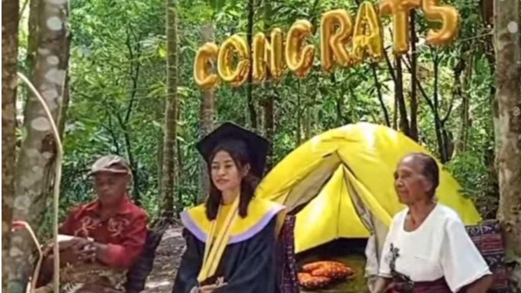 Tak Ada Internet, Mahasiswi Kedokteran Ini Terpaksa Wisuda Online di Kebun