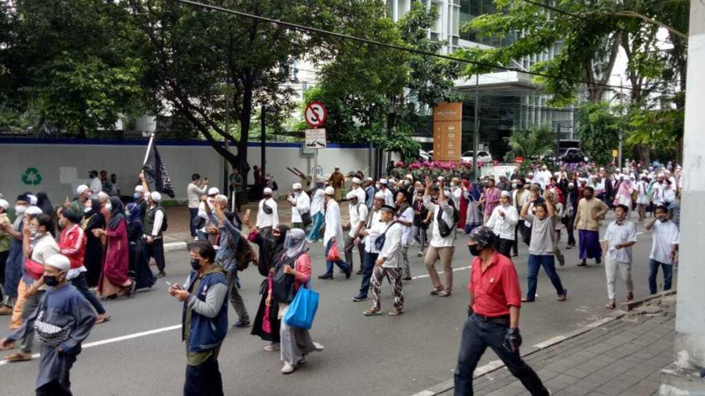 Bubarkan Aksi 1812, Anggota Polisi Kena Sabet Samurai Milik Massa