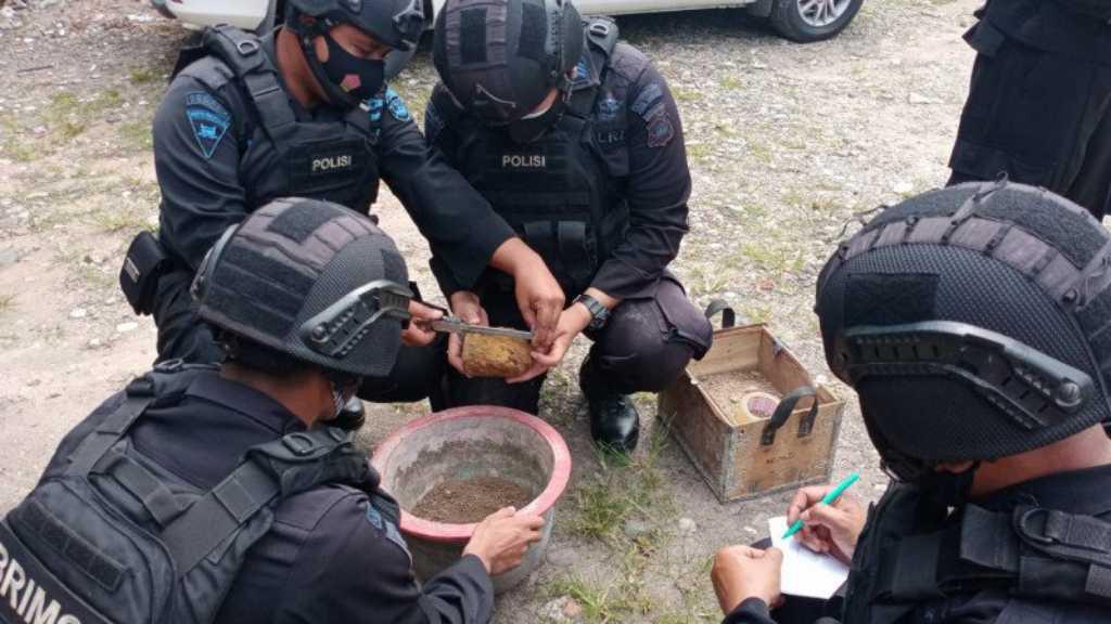 Sisa Ranjau Darat Bekas Perang Diledakkan Jibom Polda Sumbar di Pariaman