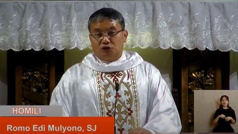 Jemaat Katedral Jakarta Dicek Suhu Tubuh untuk Misa Natal Tatap Muka