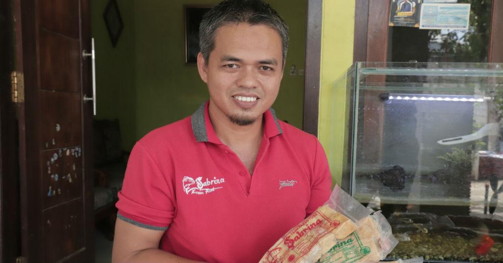 Pensiun Jadi Koki Kapal, Deni Hasilkan Rp200 Juta dari Pengolahan Tahu Tuna