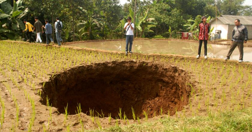 Garis Polisi Terpasang di Lubang Misterius Sukabumi