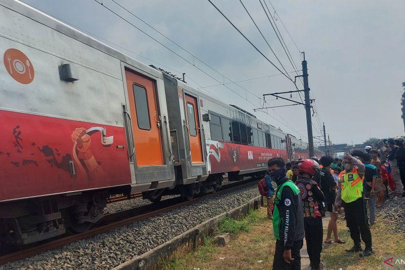 Pria Tanpa Identitas Tewas Dihantam Kereta Api di Buaran