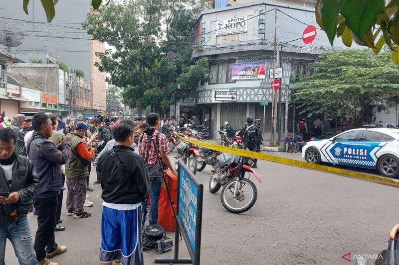 Polisi Minta Warga Jauhi Lokasi Bom Bunuh Diri di Polsek Astanaanyar