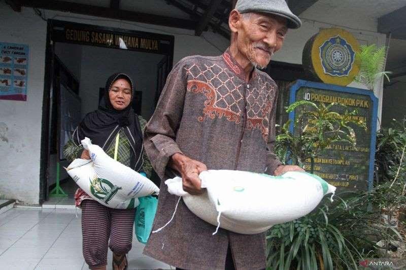 Bantuan Beras Masyarakat Berpendapatan Rendah Rampung Disalurkan