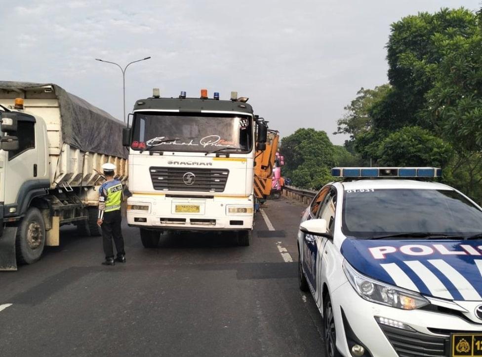 Truk Muatan Alami Patah As, Lalin Tol JORR Jatiwarna Tersendat