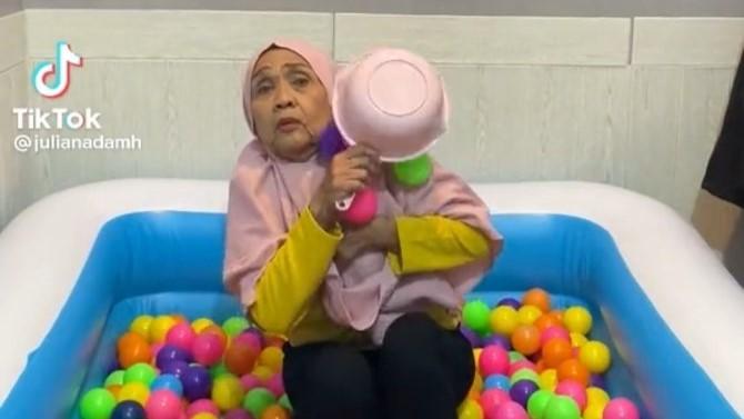 Kocak! Nenek Mandi Bola Parodikan Ngemis Online Mandi Lumpur