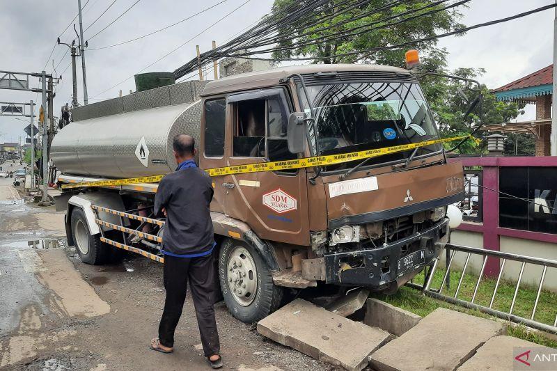 Truk Tangki Tabrak 5 Motor di Balajara, 3 Orang Tewas