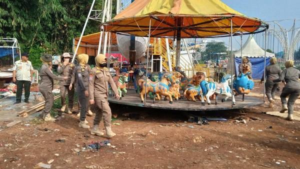 Satpol PP Bogor Tertibkan Lapak Pasar Malam di Stadion Pakansari