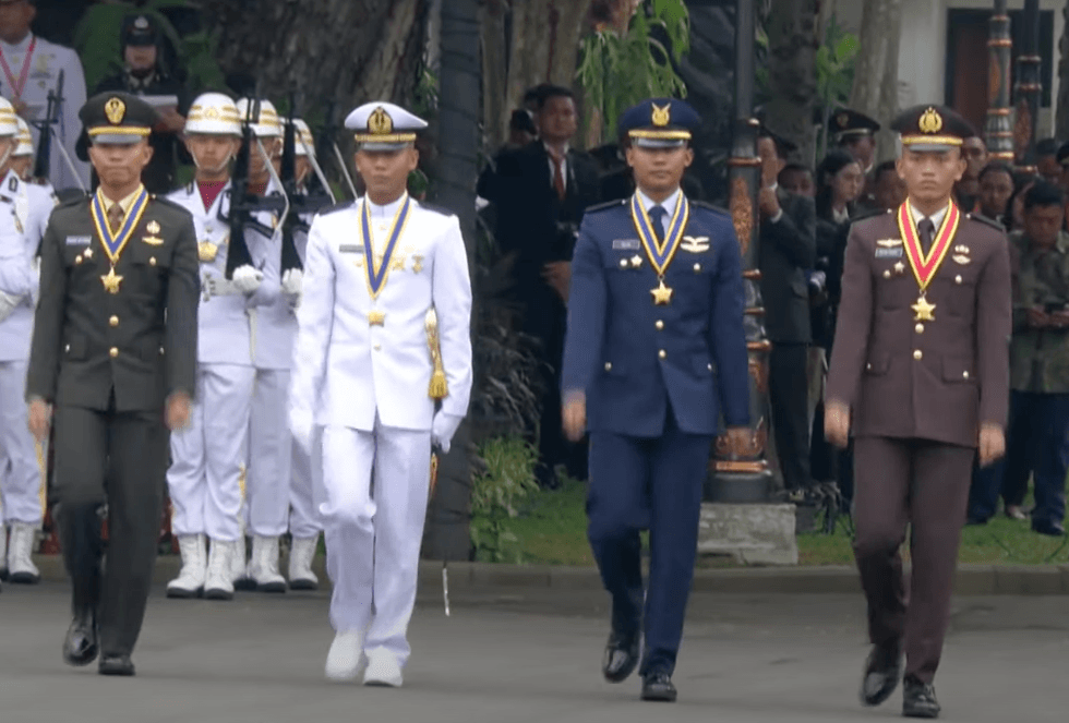 Jokowi Tempelkan Adhi Makayasa ke Anak Mantan Kapolri Idham Azis